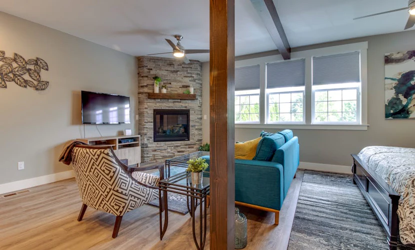 High-end studio with gas fireplace, WiFi, central AC - near restaurants/wineries