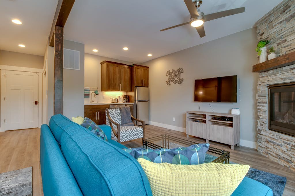 High-end studio with gas fireplace, WiFi, central AC - near restaurants/wineries