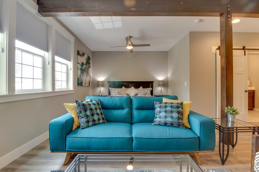 High-end studio with gas fireplace, WiFi, central AC - near restaurants/wineries