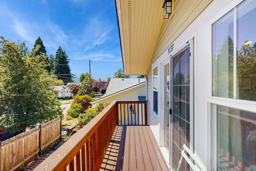 Airy retreat with free WiFi, balcony, & kitchen, in the heart of NE Portland