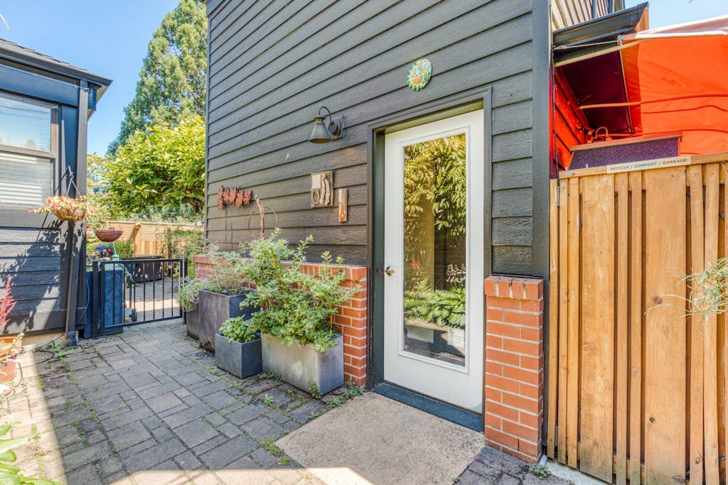 Contemporary dog-friendly studio w/ cable, WiFi, and private balcony