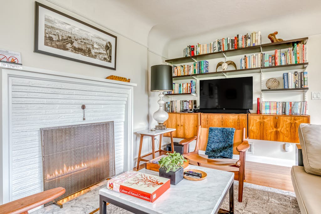 Dog-Friendly Home w/Fast WiFi, Full Kitchen, Gas Fireplace, Private Washer/Dryer