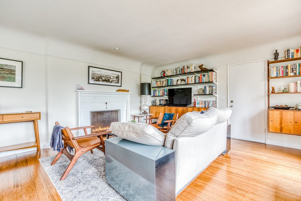 Dog-Friendly Home w/Fast WiFi, Full Kitchen, Gas Fireplace, Private Washer/Dryer