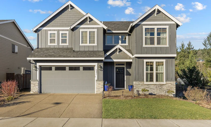 Spacious family-friendly home w/ enclosed backyard, gas grill, fire pit & WIFI