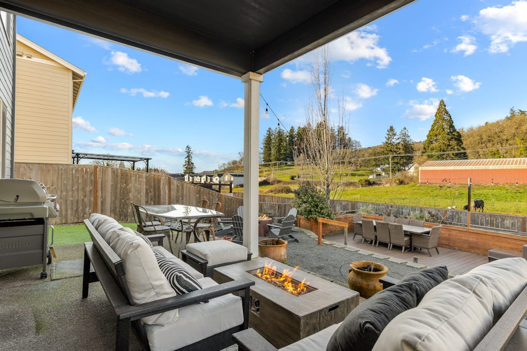 Spacious family-friendly home w/ enclosed backyard, gas grill, fire pit & WIFI