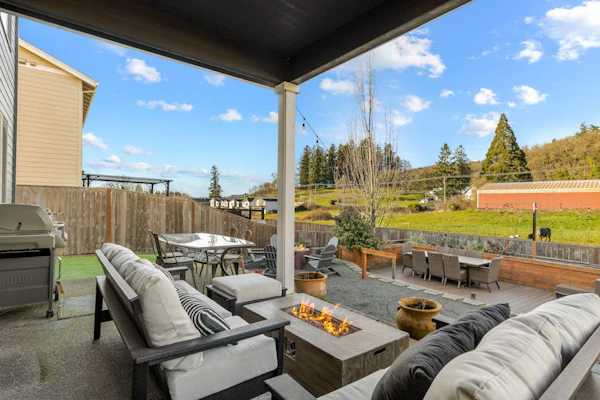 Spacious family-friendly home w/ enclosed backyard, gas grill, fire pit & WIFI