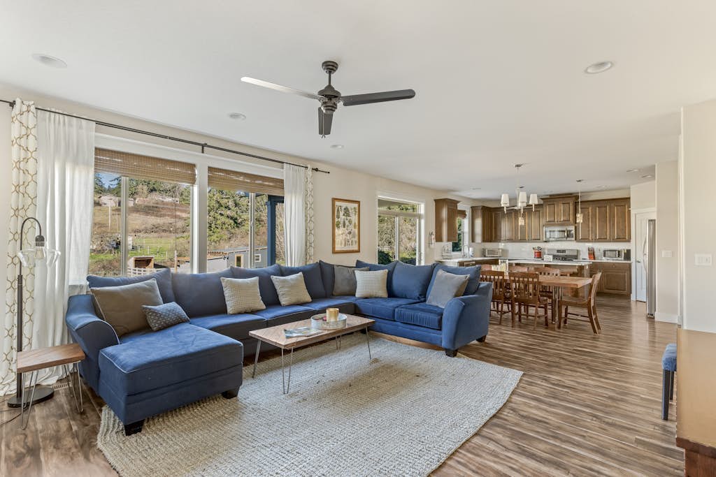 Spacious family-friendly home w/ enclosed backyard, gas grill, fire pit & WIFI
