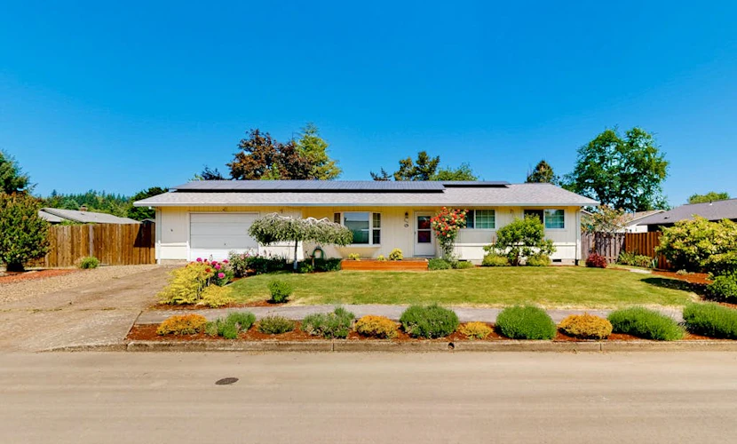 Sunny home with enclosed yard, grill, fast WiFi, washer/dryer, & outdoor dining
