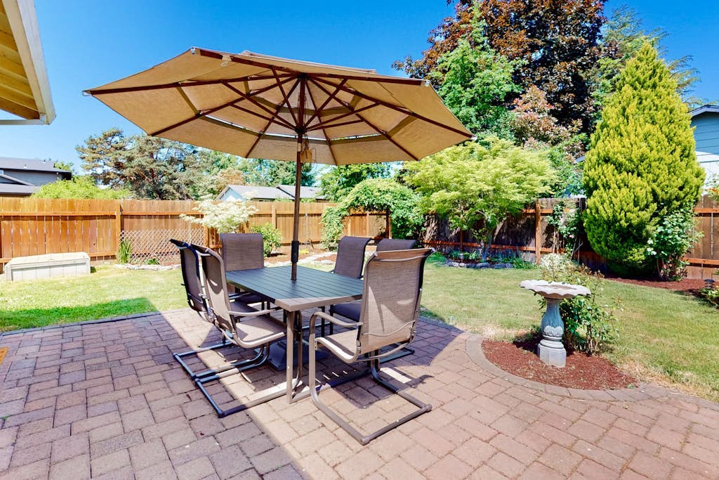 Sunny home with enclosed yard, grill, fast WiFi, washer/dryer, & outdoor dining