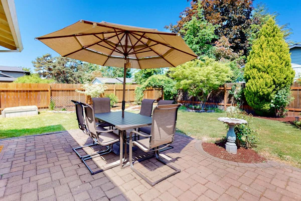 Sunny home with enclosed yard, grill, fast WiFi, washer/dryer, & outdoor dining