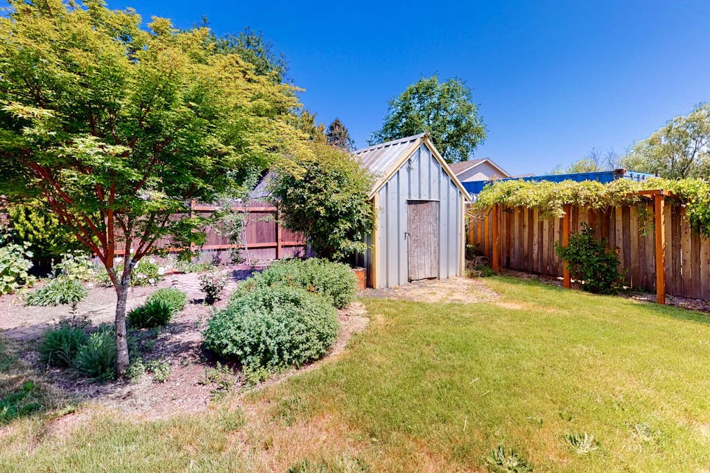 Sunny home with enclosed yard, grill, fast WiFi, washer/dryer, & outdoor dining