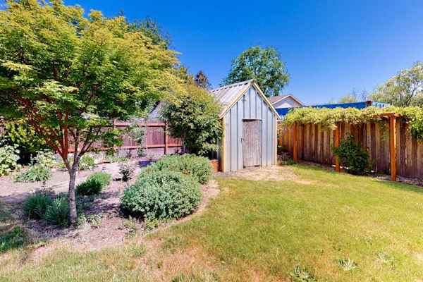 Sunny home with enclosed yard, grill, fast WiFi, washer/dryer, & outdoor dining