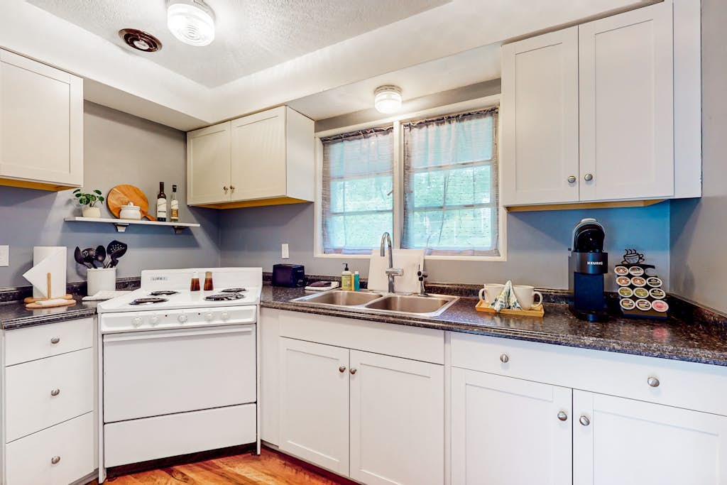 Tranquil & charming retreat with patio & W/D - near river access, parks & trails