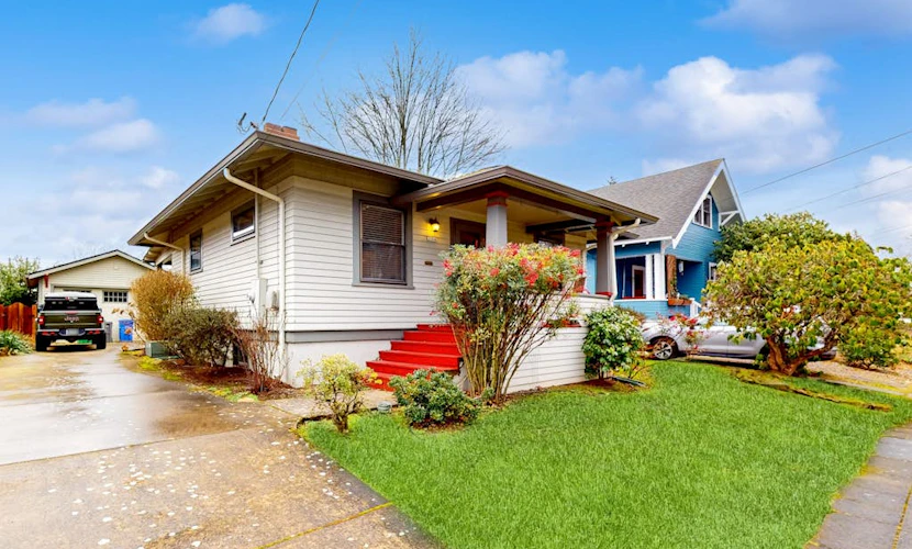 Dog-friendly Beaumont Craftsman with covered porch & yard - walk to bars/dining