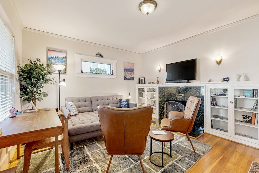 Dog-friendly Beaumont Craftsman with covered porch & yard - walk to bars/dining