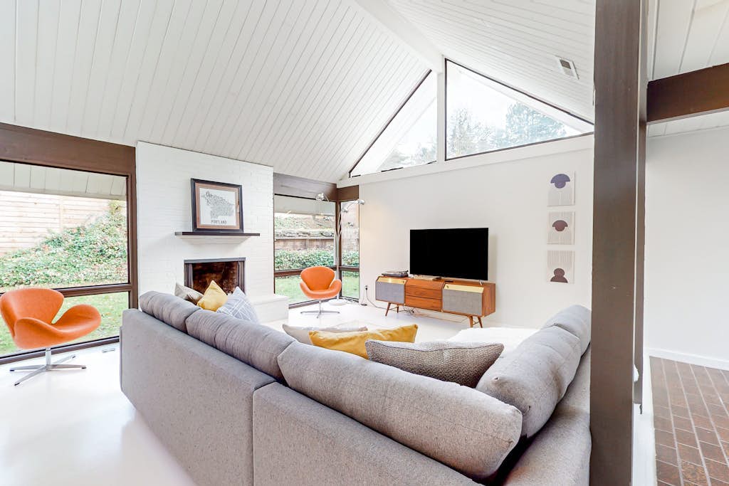 MCM home with atrium & yoga area near Nike HQ, Intel & Washington Square Mall