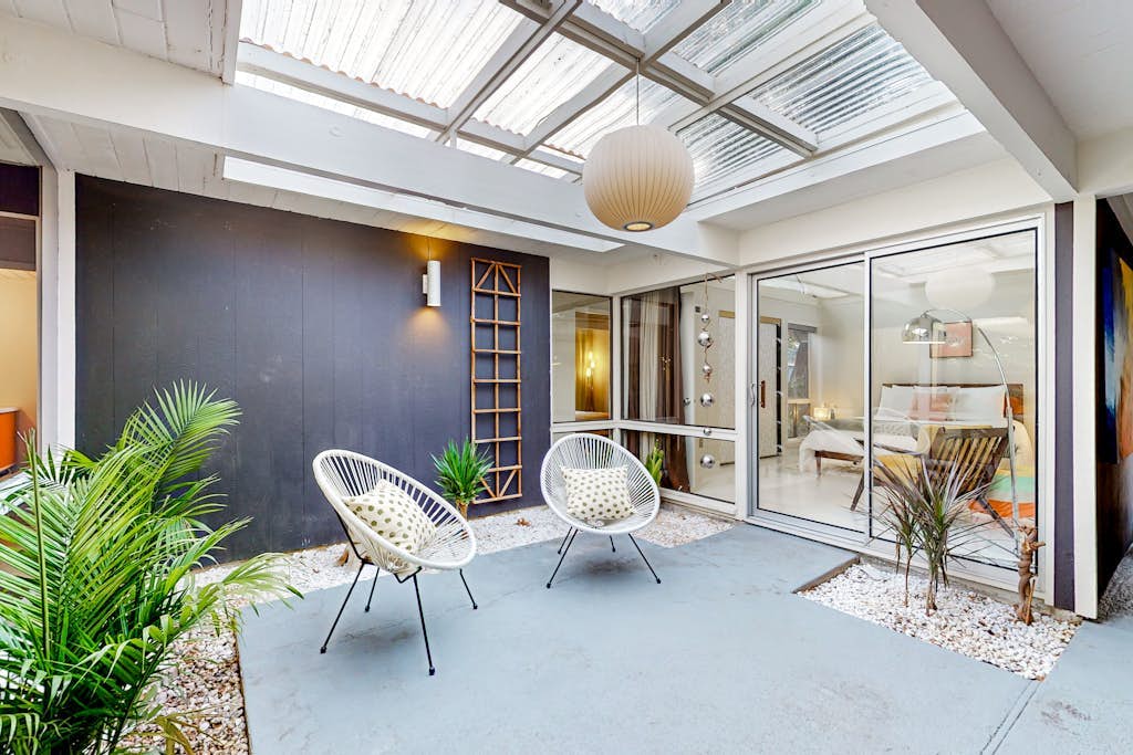 MCM home with atrium & yoga area near Nike HQ, Intel & Washington Square Mall