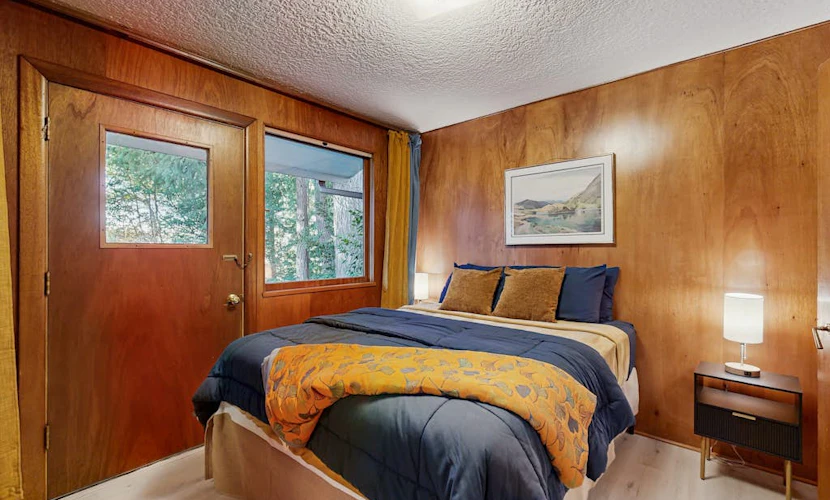 Cozy dog-friendly apartment w/ jetted walk-in tub, washer & dryer and WIFI