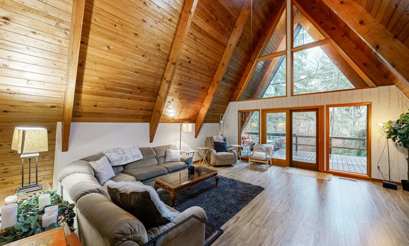 Wooded hideaway, a tranquil retreat in the heart of Beaverton with loft and WiFi