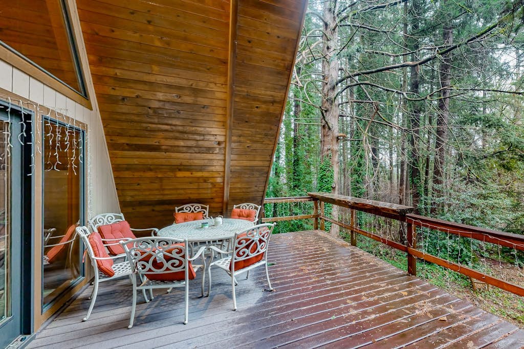 Wooded hideaway, a tranquil retreat in the heart of Beaverton with loft and WiFi