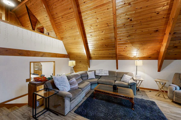 Wooded hideaway, a tranquil retreat in the heart of Beaverton with loft and WiFi