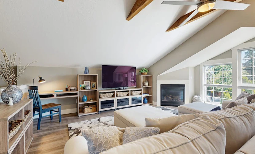 Rooftop studio with gas fireplace, WiFi, central AC - near restaurants/wineries