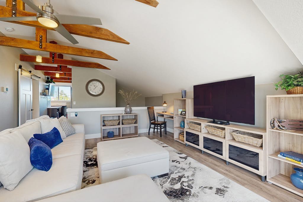 Rooftop studio with gas fireplace, WiFi, central AC - near restaurants/wineries