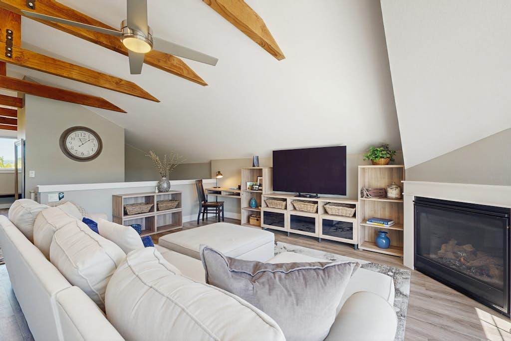 Rooftop studio with gas fireplace, WiFi, central AC - near restaurants/wineries