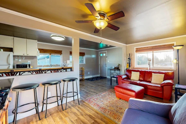Contemporary wine country cottage with deck in the heart of Dundee