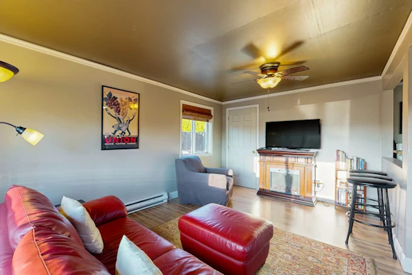 Contemporary wine country cottage with deck in the heart of Dundee