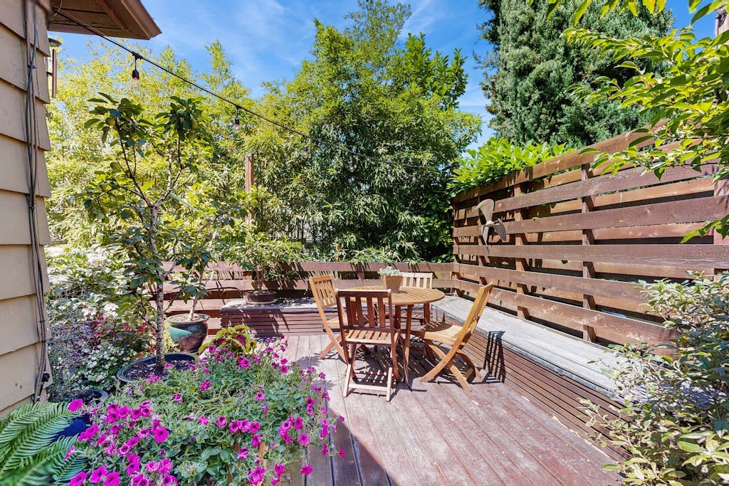 Snowbird-Friendly Studio with High-Speed WiFi, Full Kitchen, & Garden