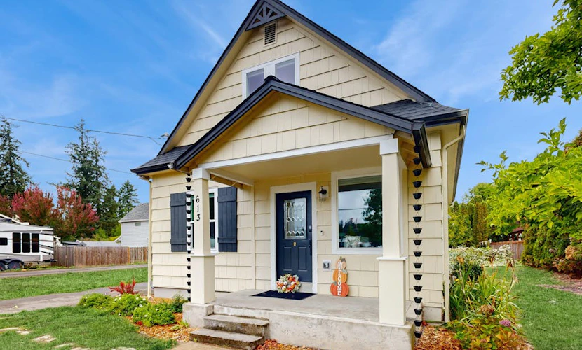 Charming restored cottage with covered deck, 5 min walk to wine tasting, WiFi