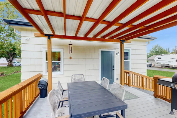 Charming restored cottage with covered deck, 5 min walk to wine tasting, WiFi