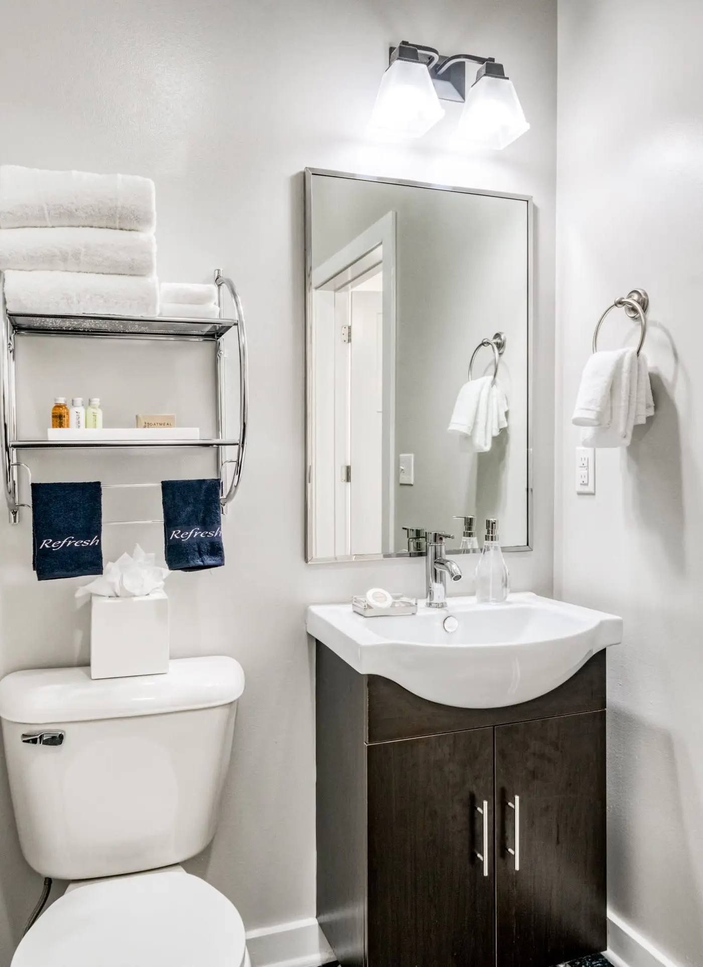 CozySuites Music Row Spacious 2BR in Nashville!