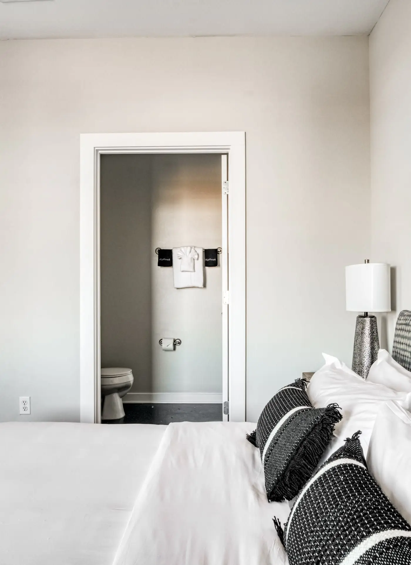 CozySuites Music Row Spacious 2BR in Nashville!
