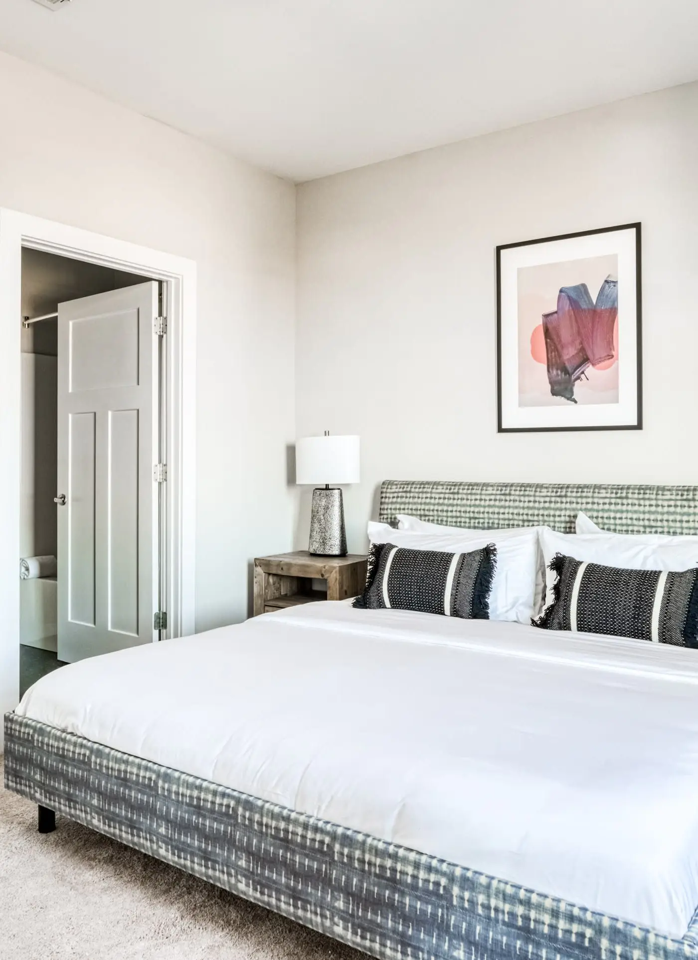 CozySuites Music Row Spacious 2BR in Nashville!