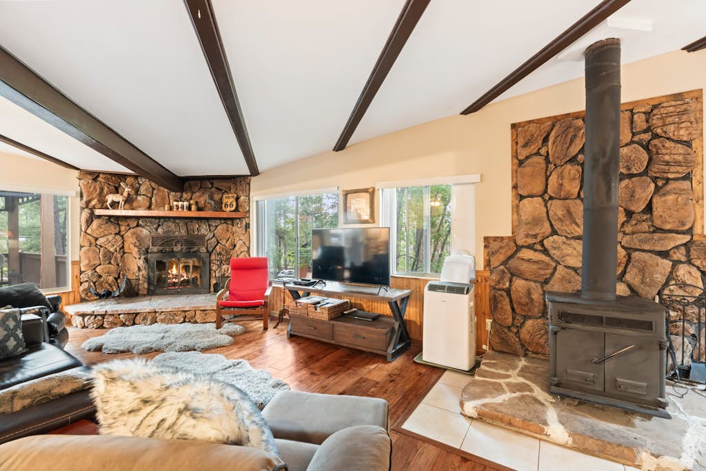 The Blue Spruce Log Cabin | Cozy 3BR | Munds Park
