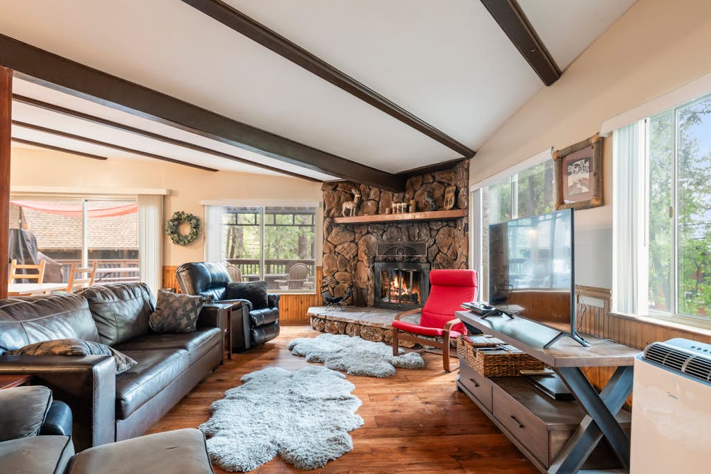The Blue Spruce Log Cabin | Cozy 3BR | Munds Park