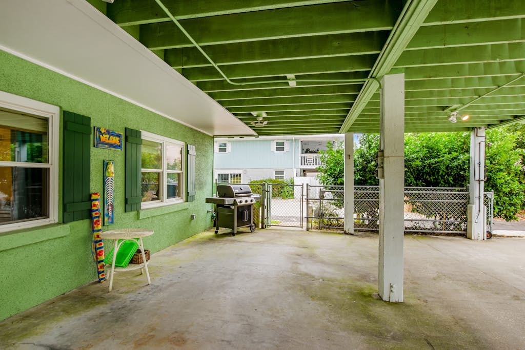 Cottage Near the Ocean with a Roof-top Deck, A/C, and WiFi