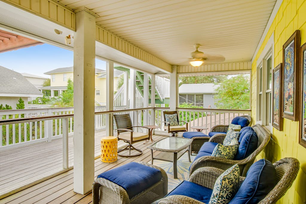 Cottage Near the Ocean with a Roof-top Deck, A/C, and WiFi