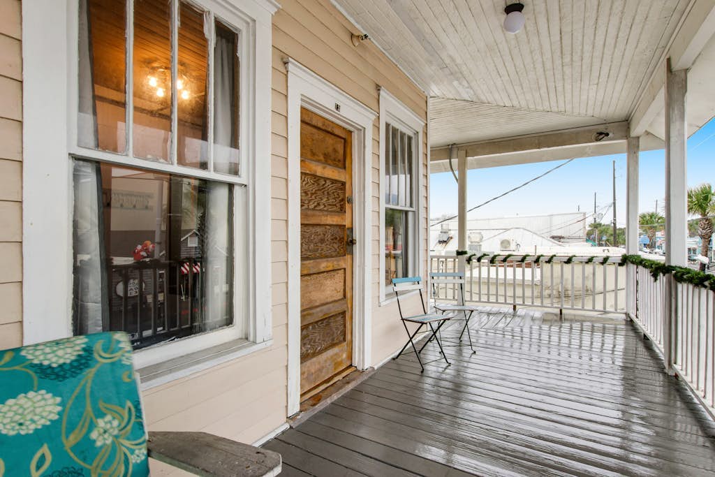 Quaint 2nd-floor studio 1 block from the beach with fast WiFi, deck, cable, & AC