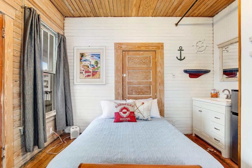 Quaint 2nd-floor studio 1 block from the beach with fast WiFi, deck, cable, & AC
