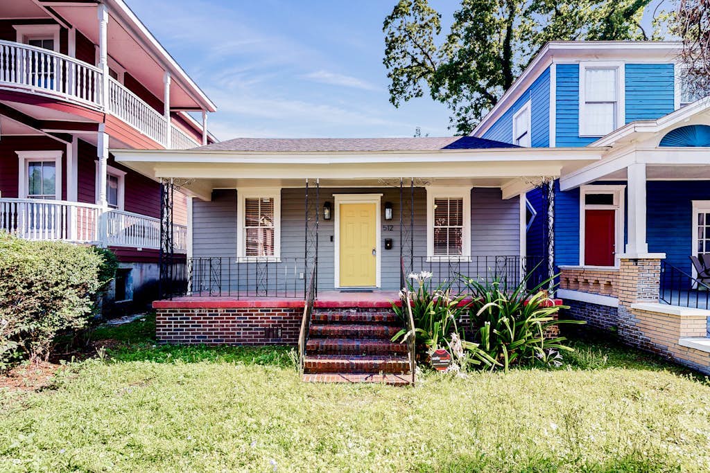 Renovated bungalow with central AC, W/D, & modern kitchen, Free Wifi