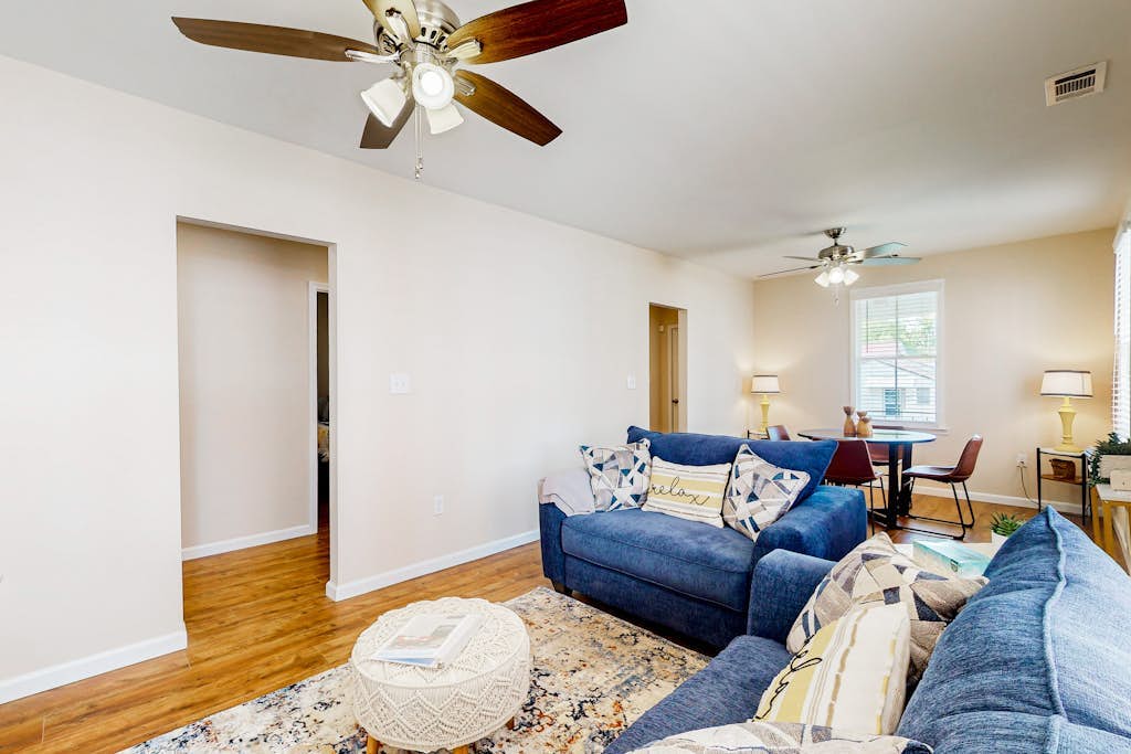 Renovated bungalow with central AC, W/D, & modern kitchen, Free Wifi
