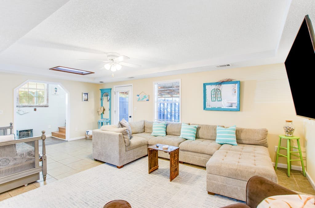Pleasant beach home with central AC, deck & work space - walk to beach & dining