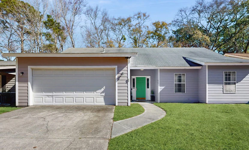 Well-appointed home with spacious backyard, firepit, streaming, & central AC