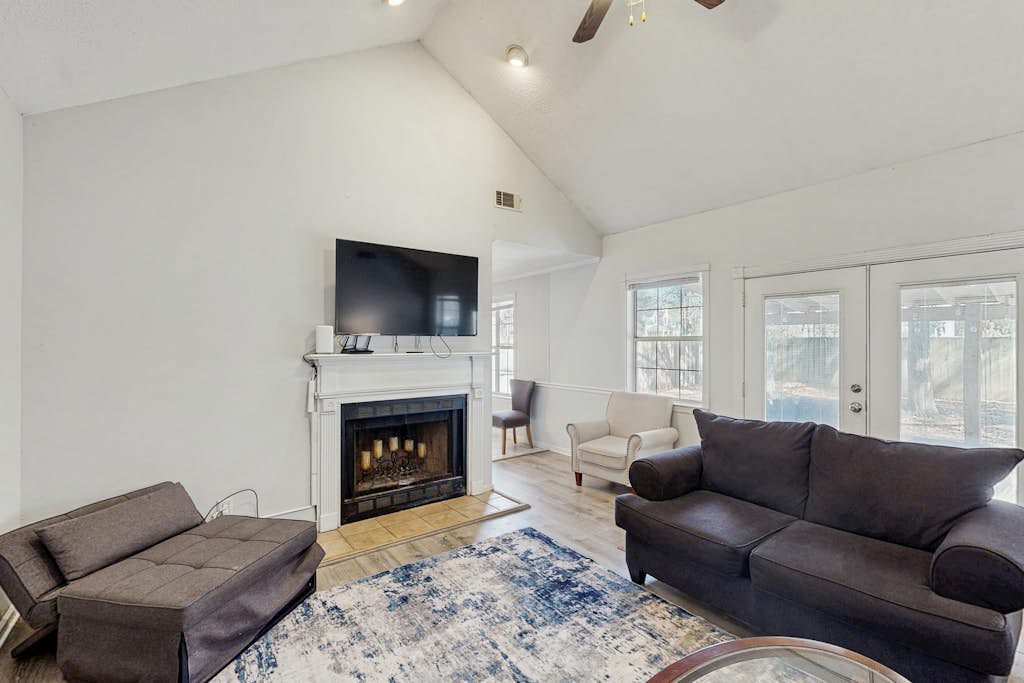 Well-appointed home with spacious backyard, firepit, streaming, & central AC