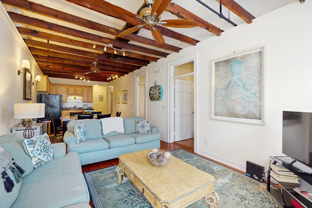 Charming loft near City Market with washer/dryer, AC - walk to river