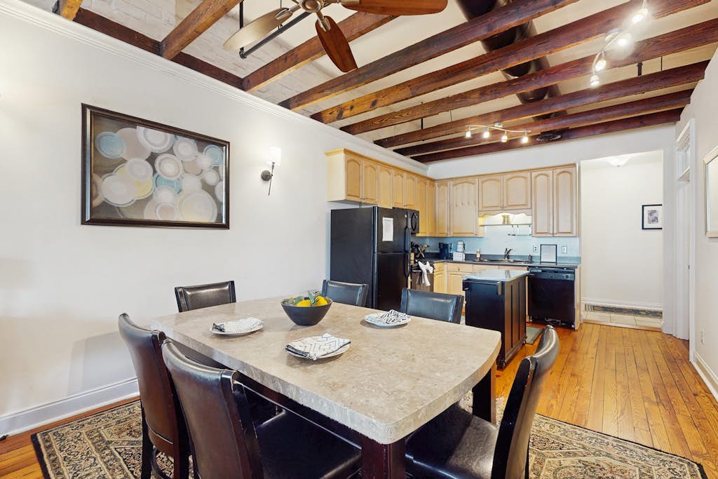 Charming loft near City Market with washer/dryer, AC - walk to river