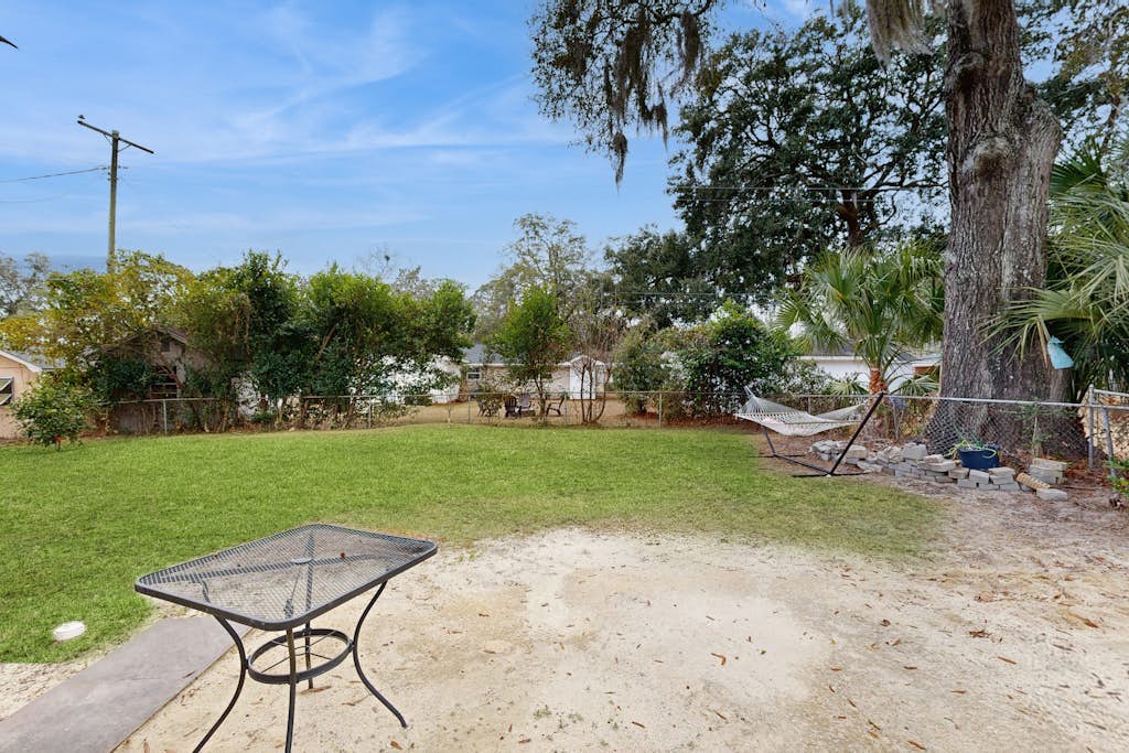 Charming home w/wifi, outdoor patio, and in the heart of Savannah